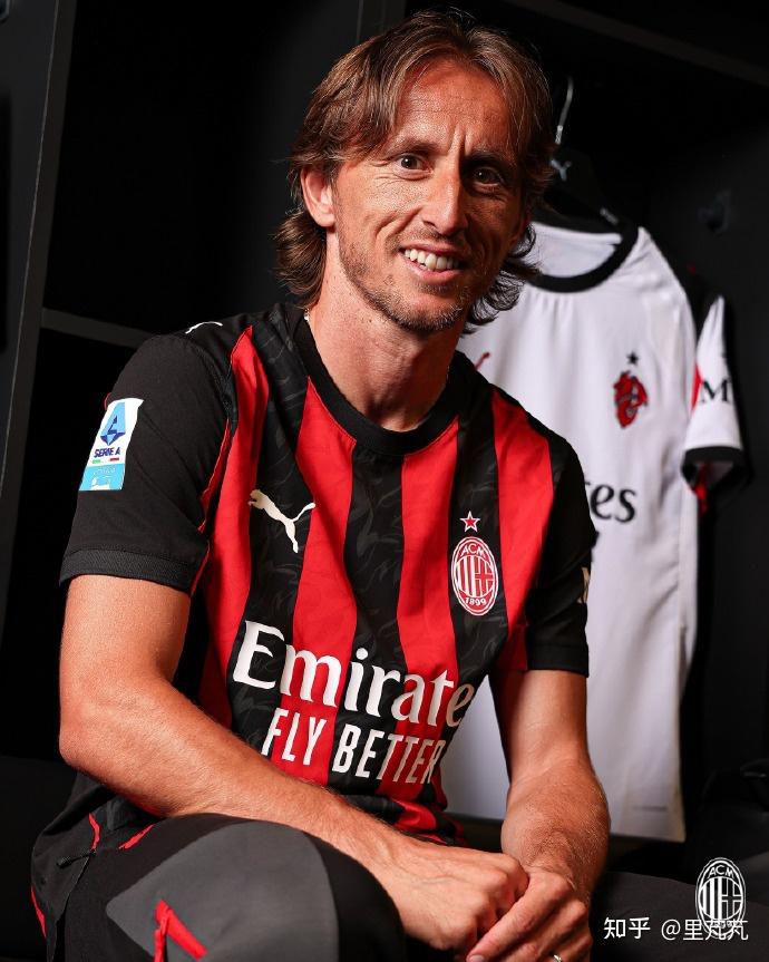 西媒：皇马今年进欧冠8强多踢了4场比赛，弗爷破例奖励每位球员25万欧